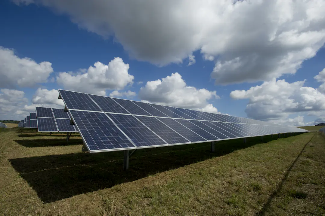 Panneaux solaires installés sur une toiture en France
